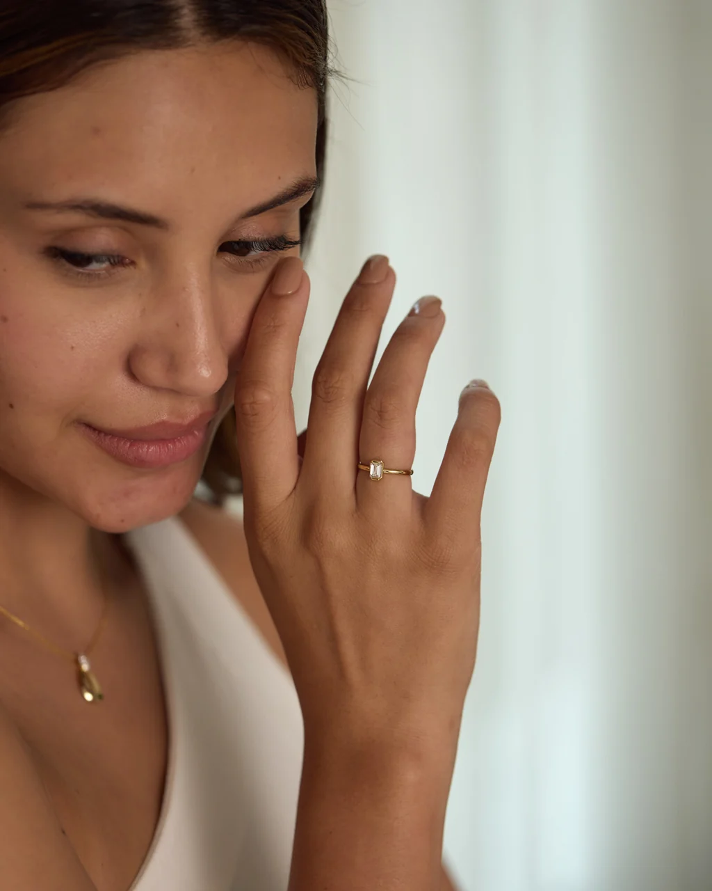 Elegant Emerald Solitaire Ring - Image 4