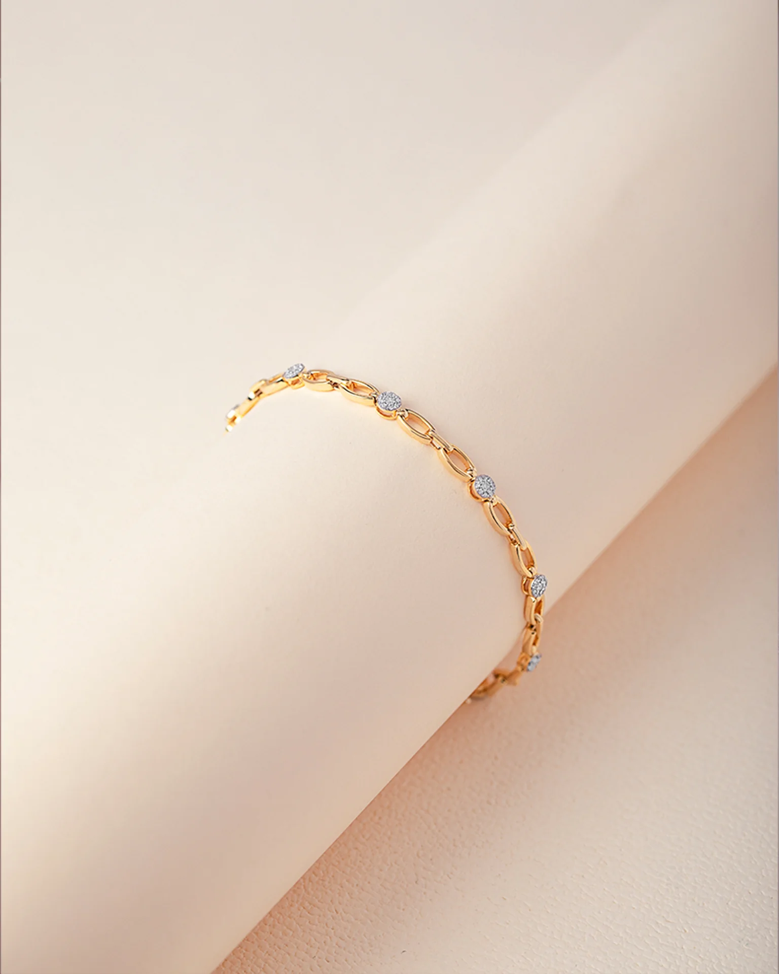 Round Cluster Diamond Link Bracelet - Image 5